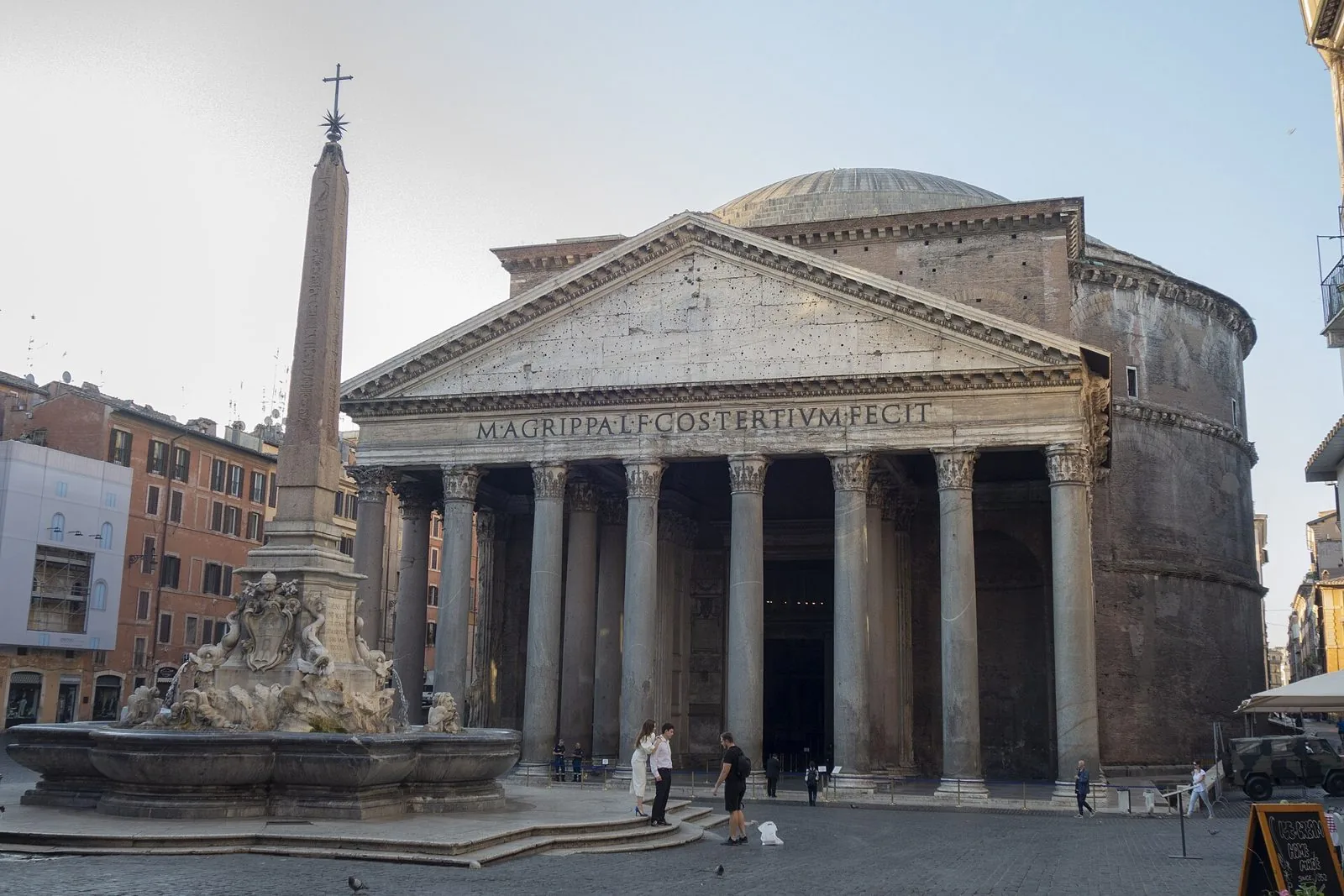 La facciata del Pantheon con il portico a colonne e la cupola, davanti la fontana con l'obelisco di piazza della Rotonda